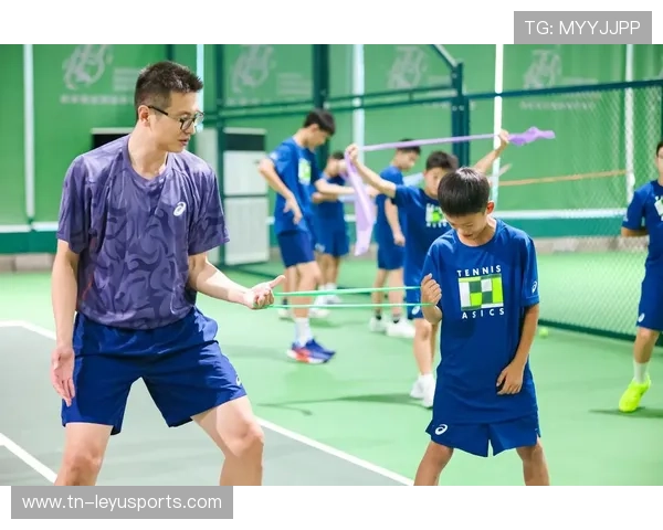 网球场馆推出寒暑期训练优惠包吸引青少年报名，暑期网球培训班